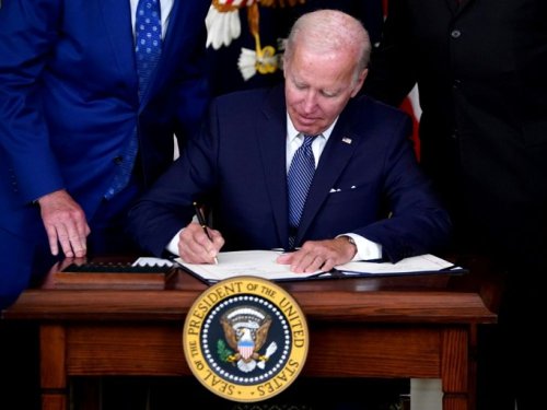 Biden promulgue une réforme majeure sur le climat et la santé - Sciences et Avenir