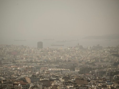 Athènes envahie par d'épais nuages de poussière et de sable du Sahara
