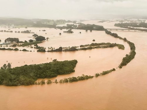 Un mort, 50.000 personnes bloquées par des inondations dans l'est de l'Australie