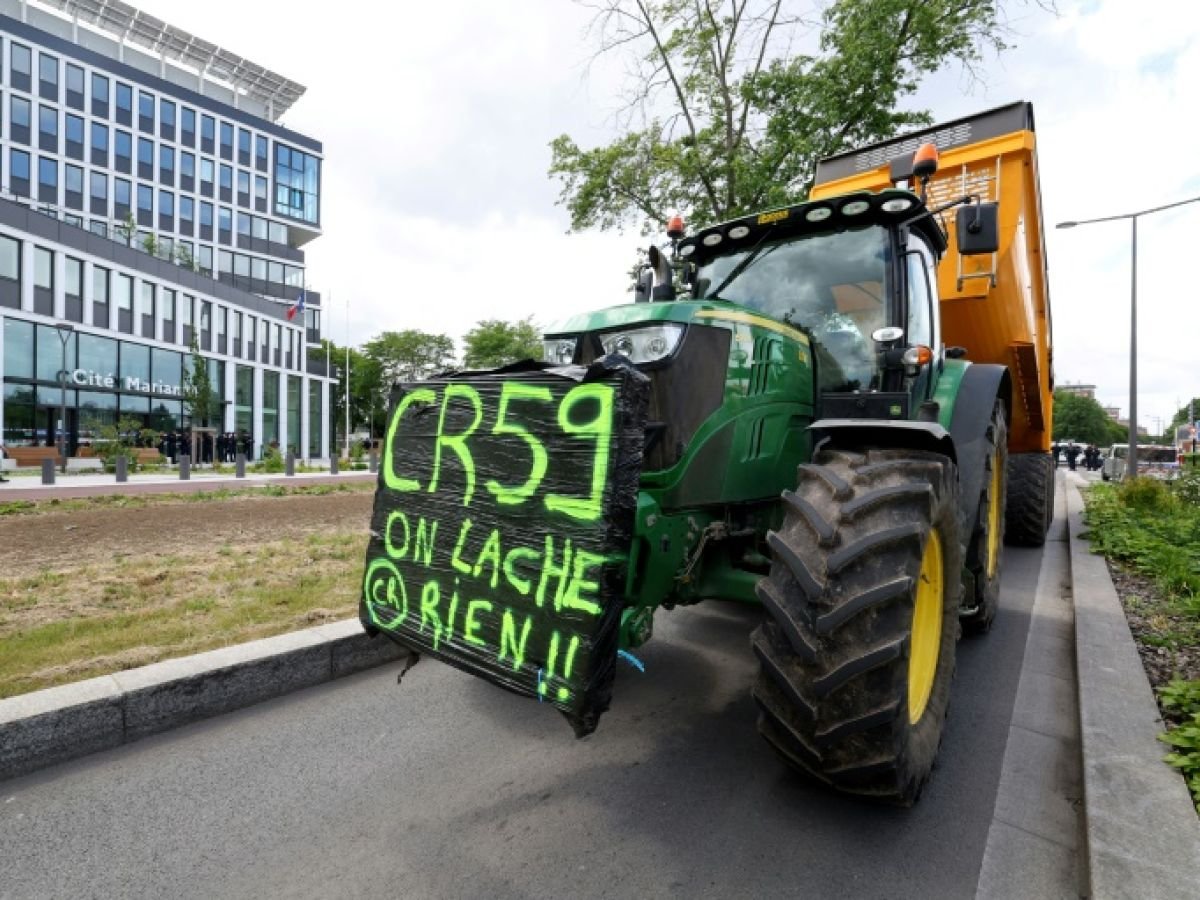 Engrais: la Coordination rurale manifeste en tracteurs dans Lille