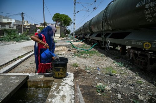 Inde: un train porteur d'eau pour survivre à la canicule - Sciences et Avenir