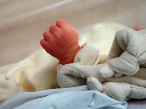 Face à la mortalité infantile en France, des hypothèses faute de mieux