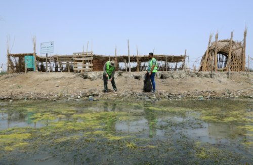 En Irak, un bateau pour ramasser les déchets sur des marais célèbres - Sciences et Avenir