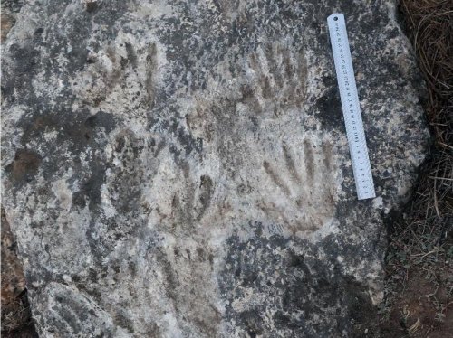 Traces de mains au Tibet : plus ancienne œuvre pariétale ? - Sciences et Avenir
