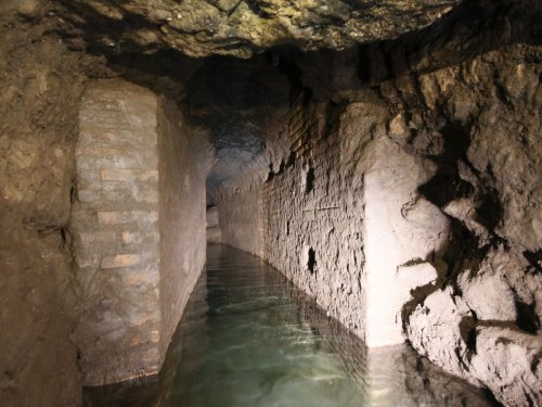 Dans les égouts du Colisée, des ossements de teckels et des fruits - Sciences et Avenir