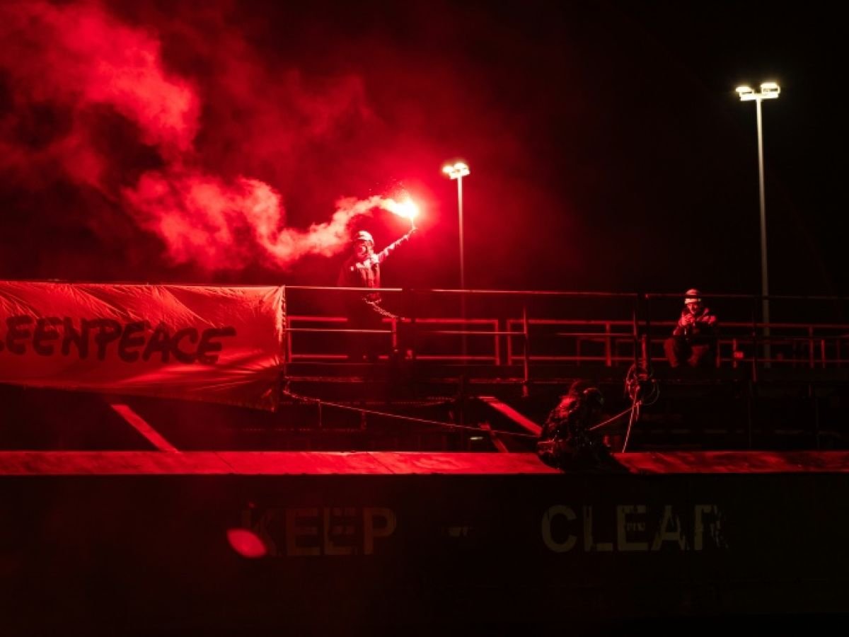 Commerce nucléaire France-Russie: 4 militants de Greenpeace en garde à vue après le blocage d'un cargo à Dunkerque