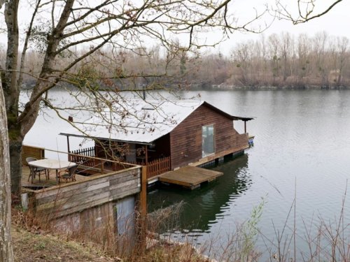 Dans les Yvelines, des chalets flottants menacés de destruction