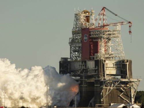 Arrêt prématuré d'un test des moteurs de la fusée géante SLS de la Nasa