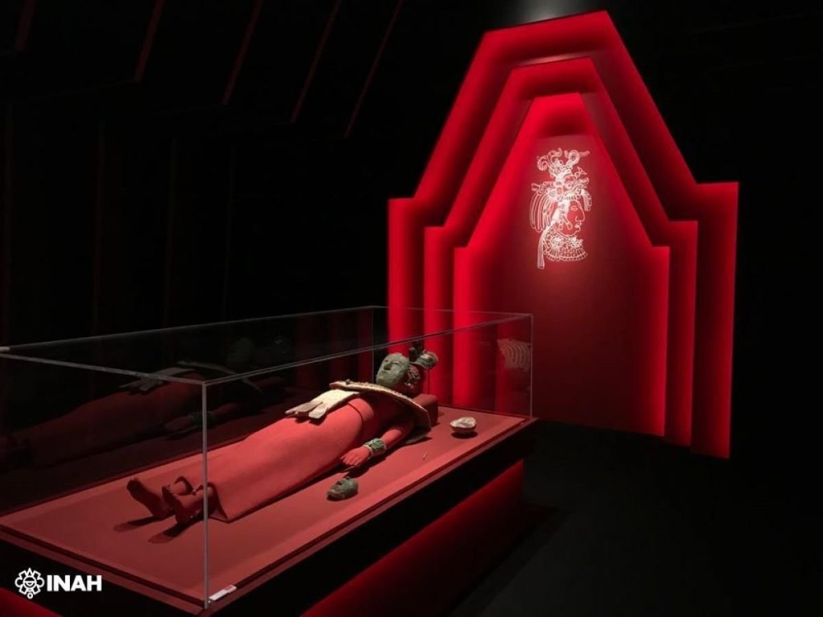 Comment a-t-on découvert la tombe de la Reine rouge, emmurée dans une pyramide du site maya de Palenque ?