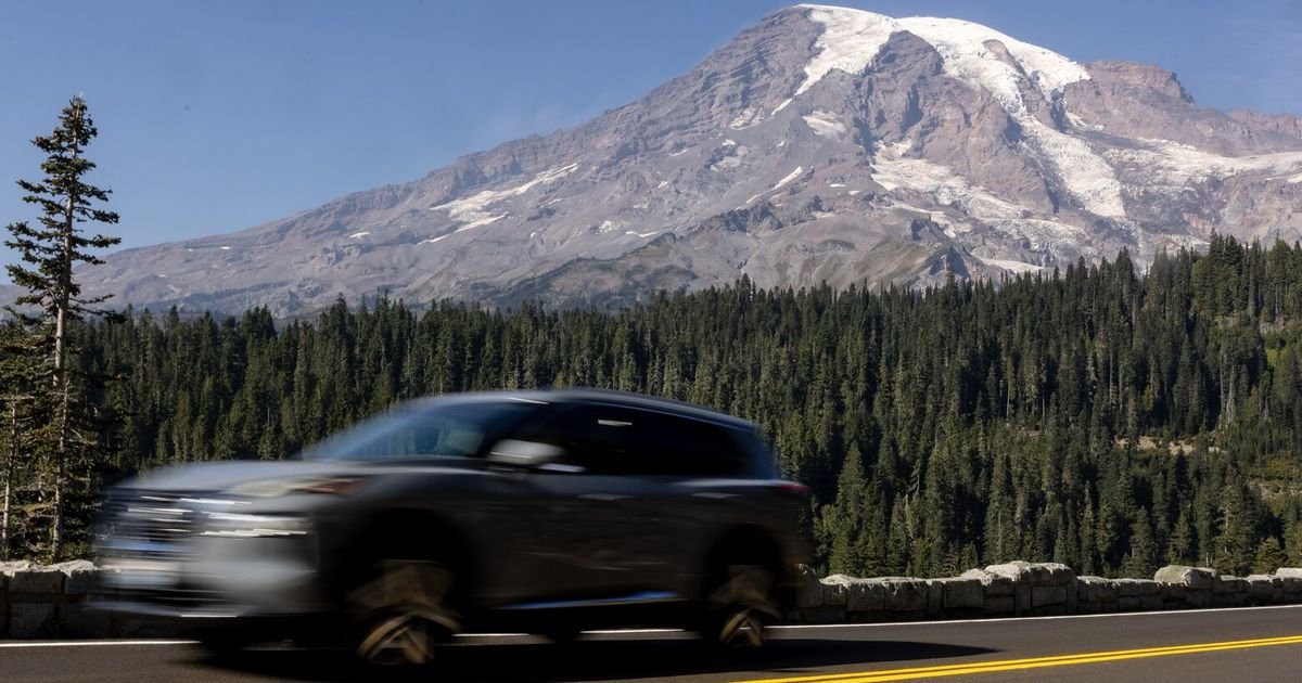 Mount Rainier sees parking lots fill as early as 7 a.m.