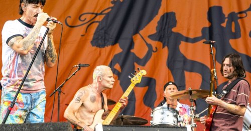 Review: Red Hot Chili Peppers make Seattle’s T-Mobile Park feel California casual