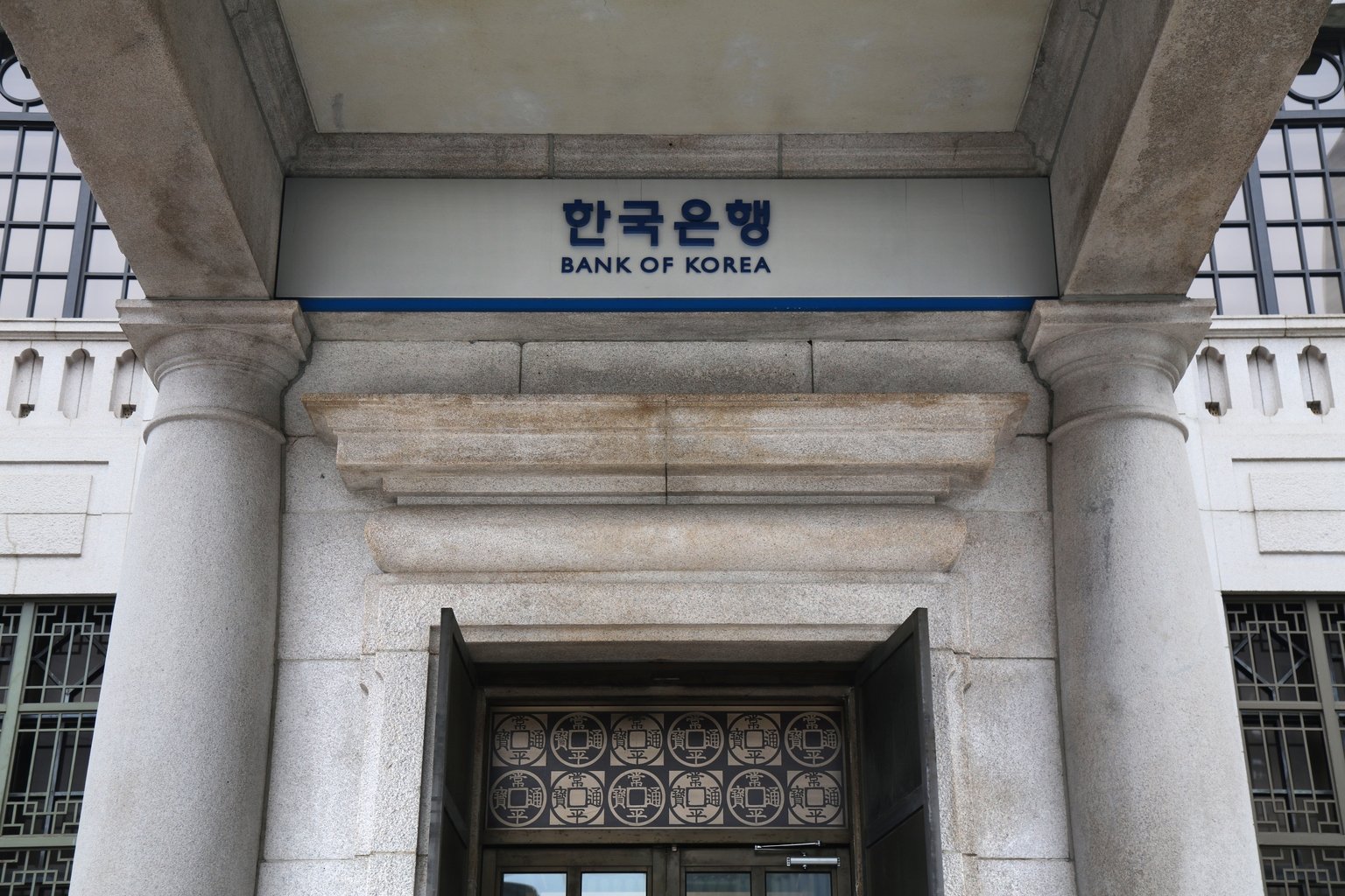 Bank of Korea Stands Pat, Ending Its Easing Cycle, Amid Currency Concerns