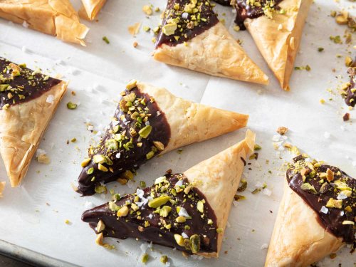 This dessert combines the best of baklava and the Dubai chocolate bar