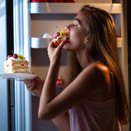 Want To Stop Snacking Between Meals? Nutritionists Swear By These