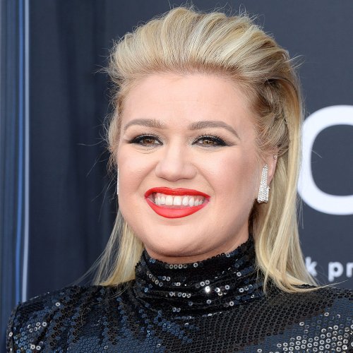 Kelly Clarkson Takes Our Breath Away In A Lacy See-Through Burgundy ...