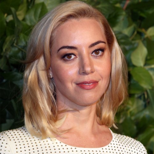 Aubrey Plaza Shows Off Her New Blonde Hair And Her Abs In A Crop Top