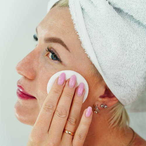 4 Makeup Removing Mistakes To Avoid If You Want To Safeguard Your Skin From Fine Lines & Redness