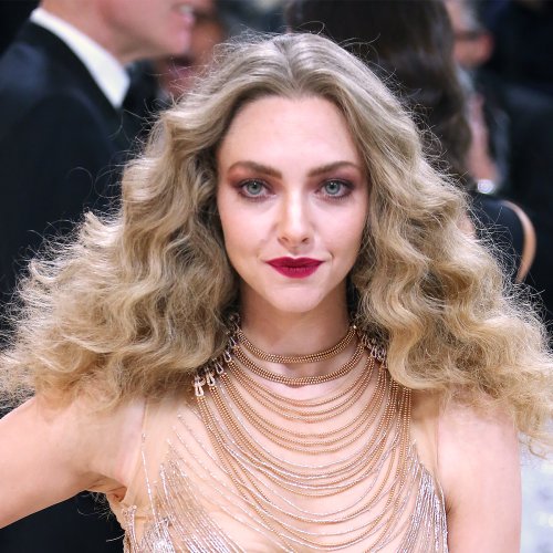 We Re Surprised Amanda Seyfried Didn T Have A Wardrobe Malfunction In A Naked Oscar De La