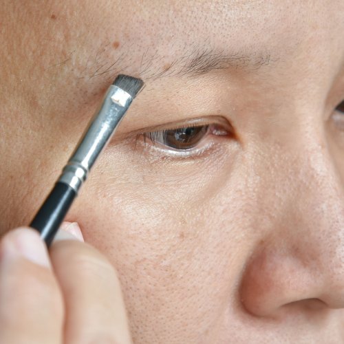 4 Game-Changing Makeup Hacks For Filling In Thin Sparse Eyebrows Over 40, According To A Pro