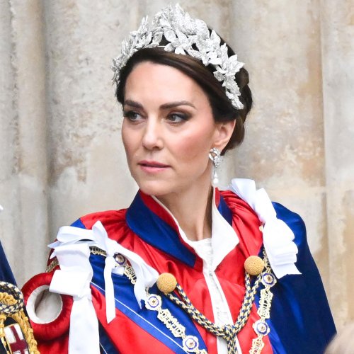 Kate Middleton Skips The Tiara And Wears A Flower Headpiece For King ...