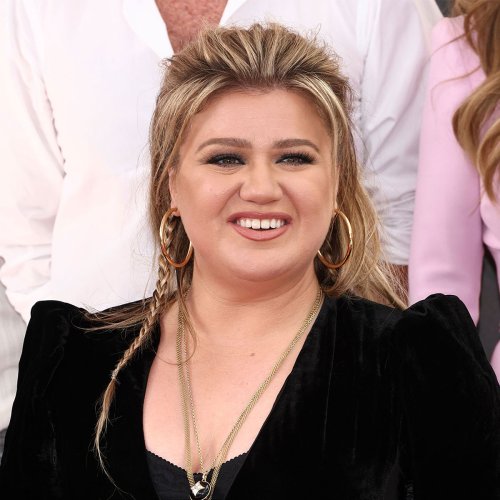 Kelly Clarkson Glows In A Floral Maxi Dress For Wayfair Collab As Fans Gush That She Looks 'Stunning'