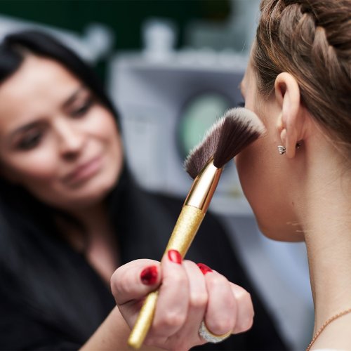 3 Contour Tricks That Professional Makeup Artists Say Will Make You Look Years Younger