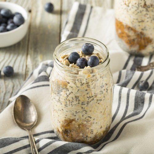 4 Anti-Inflammatory Overnight Oats Recipes That Dietitians Swear By For A Flatter Stomach In 2021
