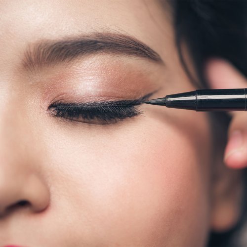 A Makeup Artist Explains The Surprising Eyeliner Mistakes That 'Age' Women Over 40—'Too Severe'