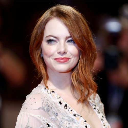 Emma Stone Shows Off Her Tiny Waist In Cinched, Elegant White Louis ...