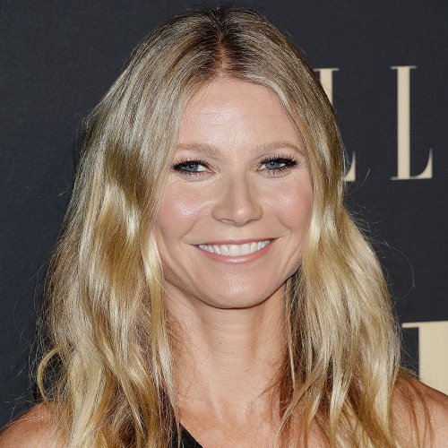 Gwyneth Paltrow Soaks Up The Sun In A Pair Of Medium Wash Flared Jeans And No Top—we Cant 9538