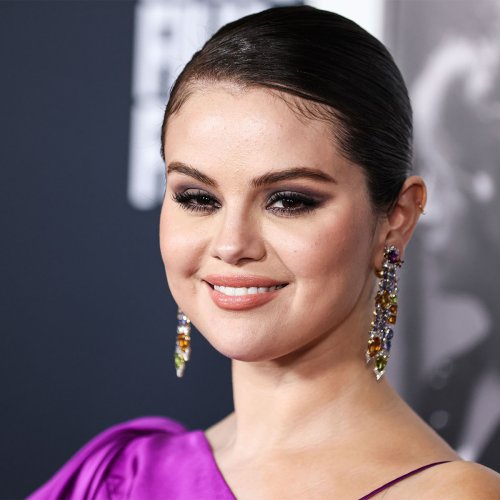 Fans Are Applauding Selena Gomez&rsquo;s Healthy Curves In A Black Bathing