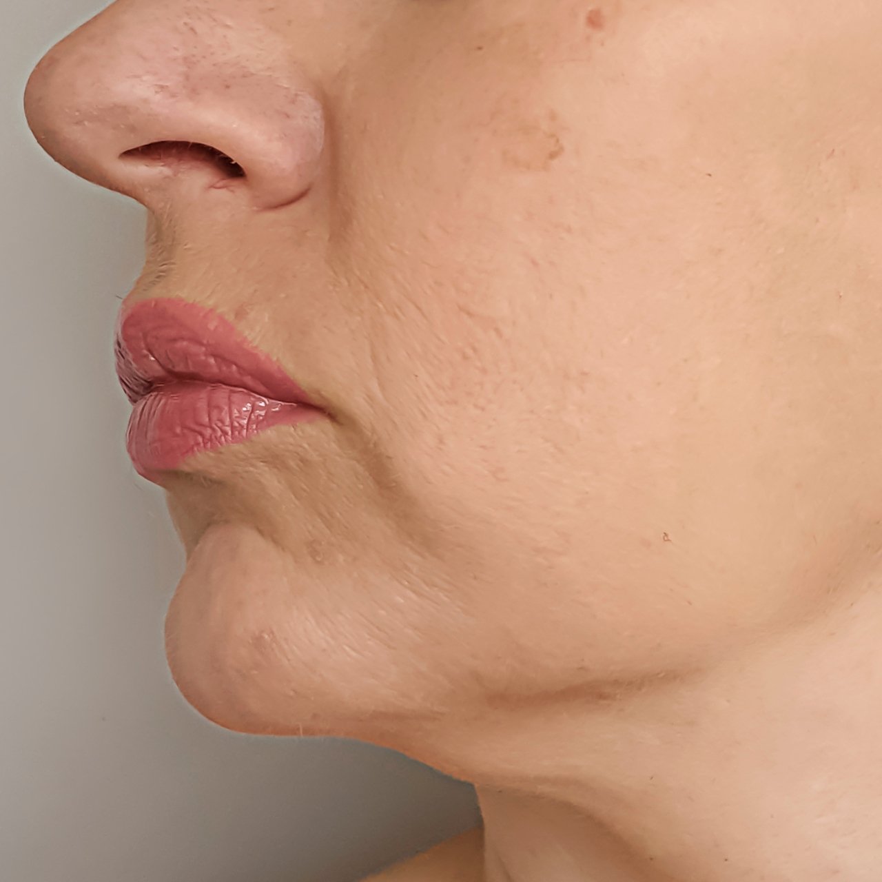 The Face-Lifting Exercises That Can Help Tighten Sagging Skin Naturally