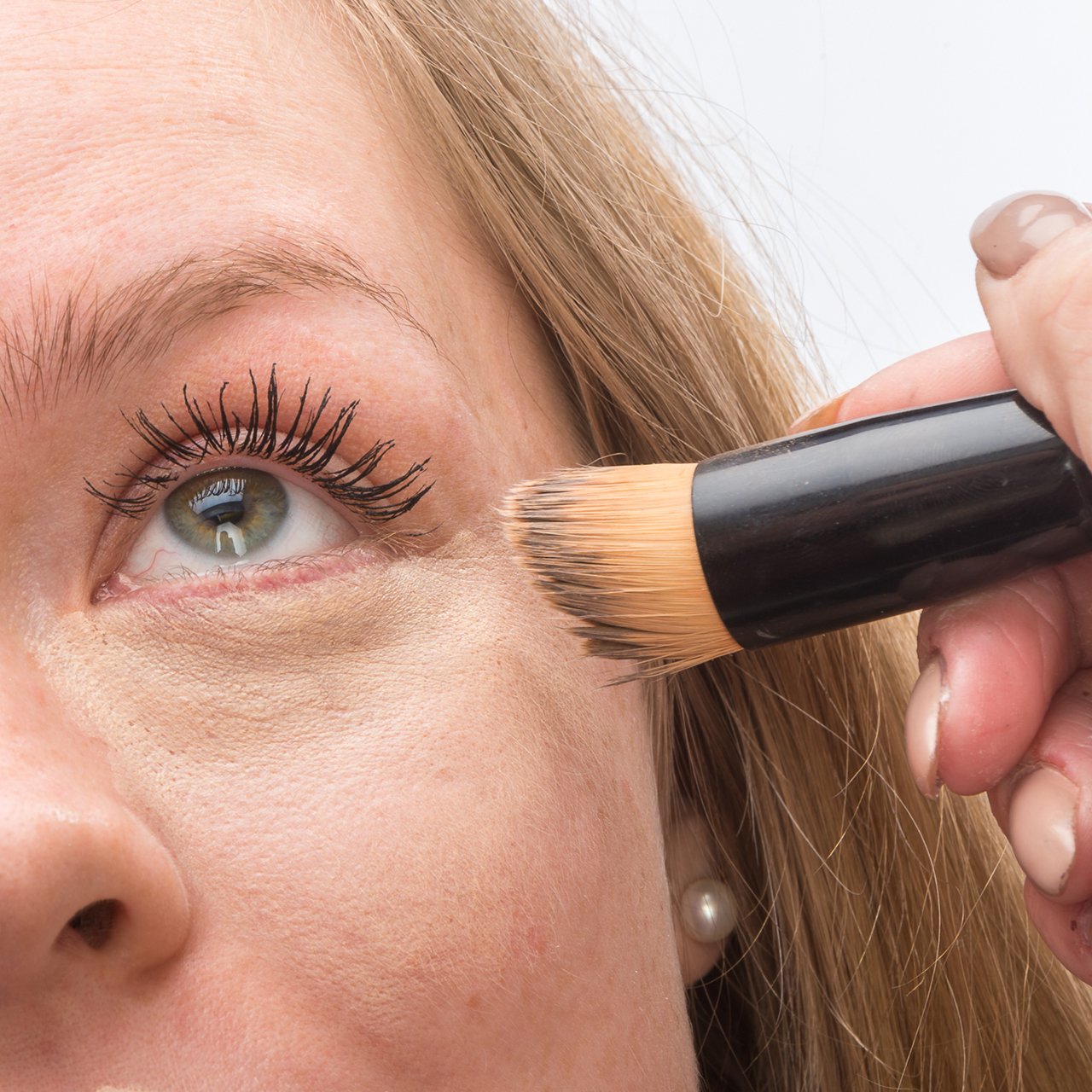 4 Concealer Hacks For Women Over 40 With Under Eye Bags That Won’t Cause Creasing