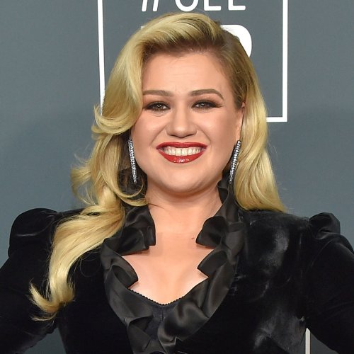 Kelly Clarkson Steals The Show In An Edgy Plunging Black Ruffle Trim ...