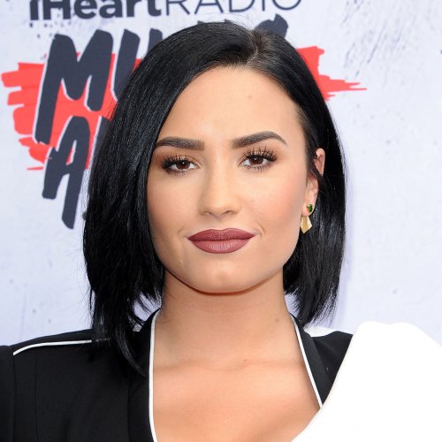 Natural Beauty! Demi Lovato Shows Off Her Curves In A New Makeup-Free ...