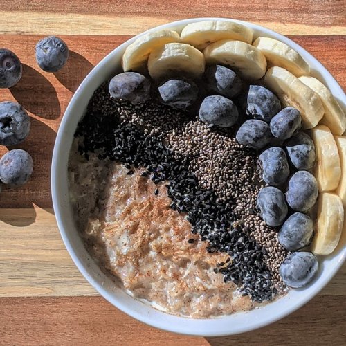 Dietitians Say You Should Add This Fat-Blasting Ingredient To Your Oatmeal Every Morning–It’s So Good For Weight Loss!