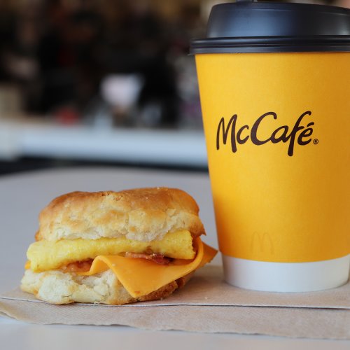 McDonald’s Employee Shows How Folded Eggs And Round Eggs Are Really