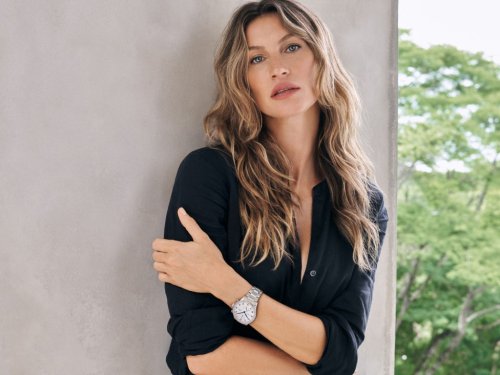 Gisele Bündchen Is Giving Mermaid Vibes in This Mesmerizing Water Photoshoot