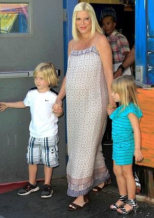 Stranded! Tori Spelling roadside with 4 kids and pup