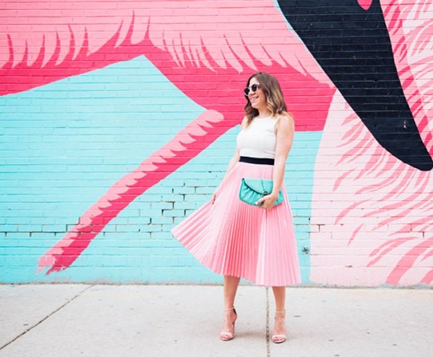 14 Instagrammable Walls People Can't Stop Posing In Front Of