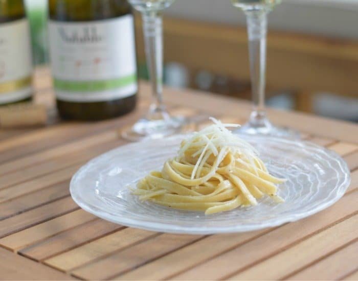 Cacio e Pepe Recipe - 15 minutes to an amazingly complex pasta dish