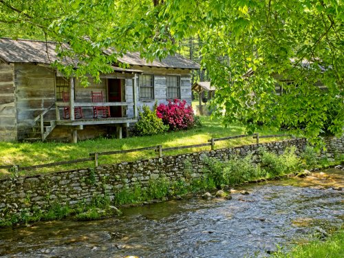 These Creek-Side Cabins Are Why People Quit Their Jobs for Mountain Life | Flipboard