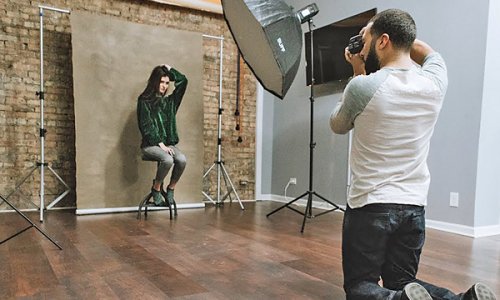 Here’s How to Shoot Beautiful Portraits at Home with Just One Flash (VIDEO)