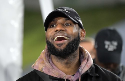 Lakers: LeBron James Pays a Very Special Visit to Akron