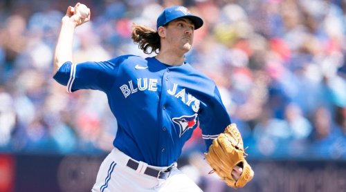 Blue Jays’ Kevin Gausman Leaves Game After Being Hit by Line Drive