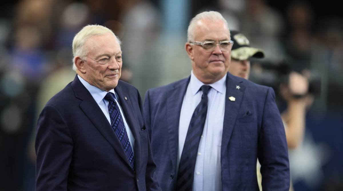 Stephen Jones Reacts to Cowboys Fans Throwing Trash at Officials