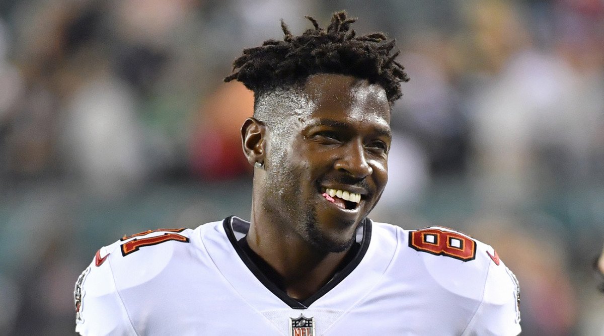 Antonio Brown Reacts to Buccaneers’ Playoff Loss With Meme