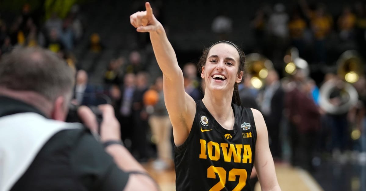 Watch: Iowa's Caitlin Clark disrespects Gamecocks guard during