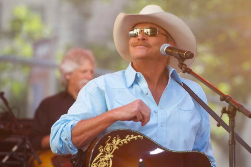 Country music star divulges incurable condition after final on-stage performance