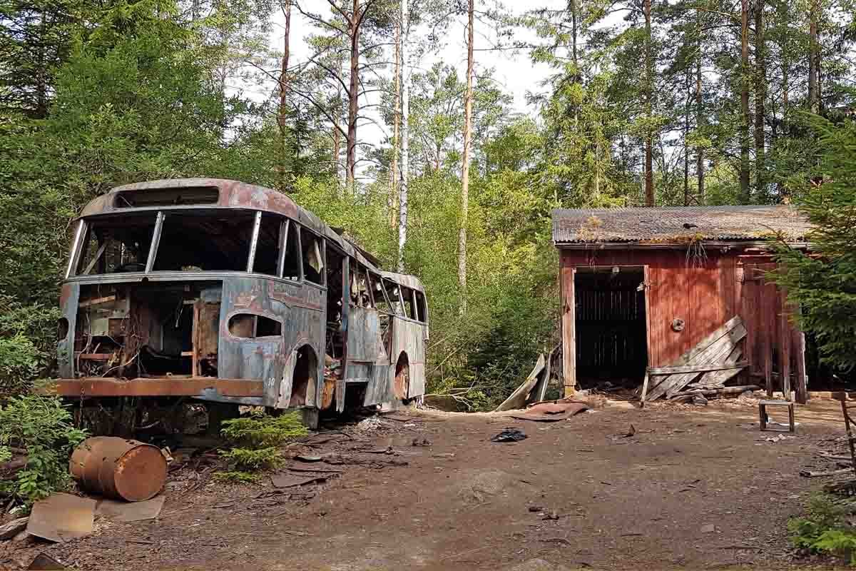 Der Autofriedhof Kyrkö Mosse in Smaland, Schweden
